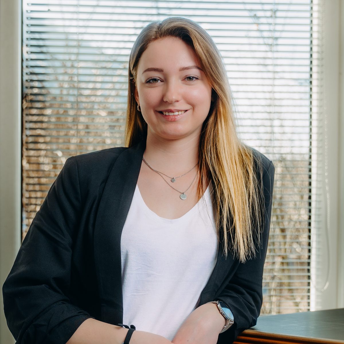 Portraitaufnahme von Carina Simon, Paul & Fischer Steuerkanzlei.